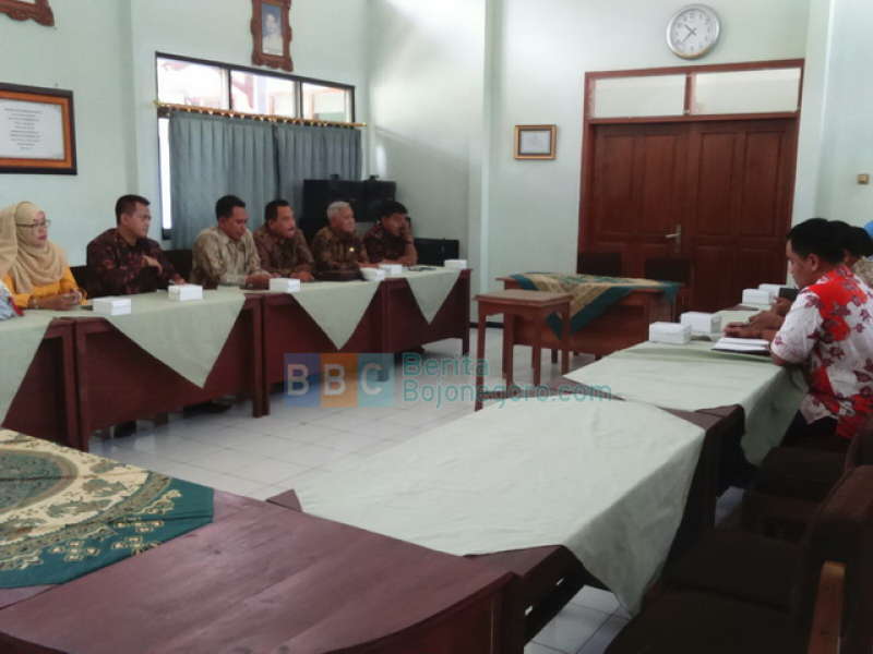 Komisi B Pertanyakan Penumpukan Pipa di Desa Sugihwaras