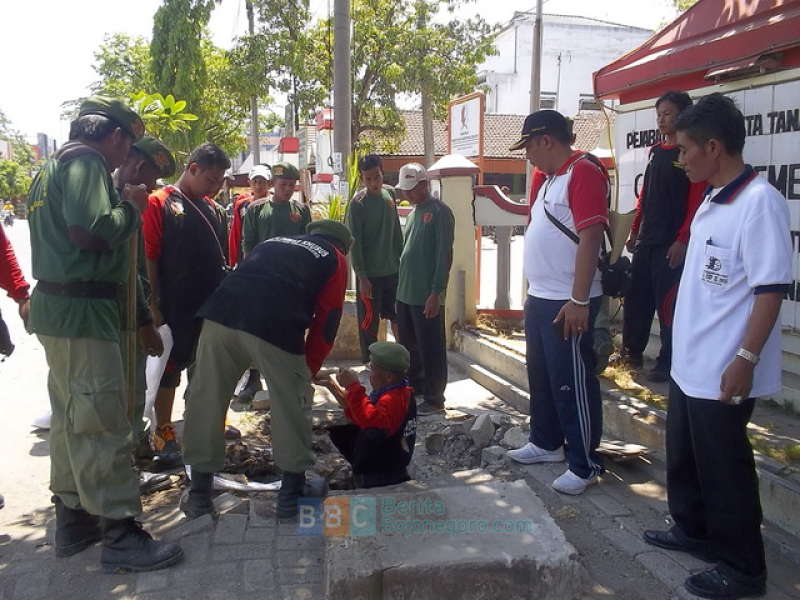 Warga Kalitidu Bersihkan Sampah Bersama Linmas