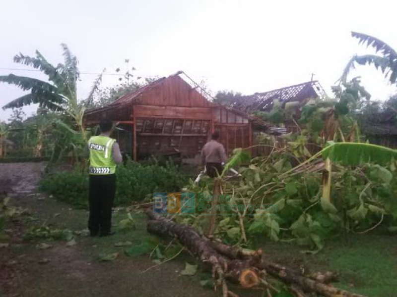Puting Beliung Porak-Porandakan Rumah Warga Tambakrejo
