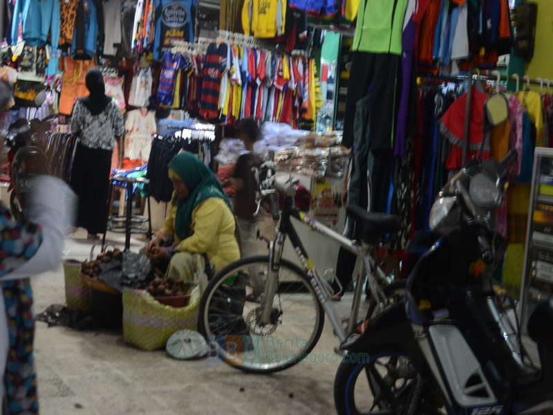 Ada Bakul Salak di Jalan Lorong Los Pakaian