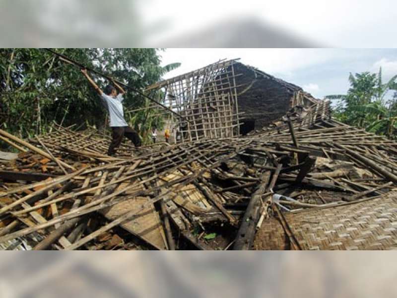 358 Rumah Rusak Diterjang Puting Beliung