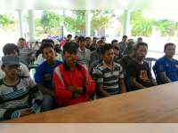 Blokir Jalan, Tagih Janji Pembagian Seragam Kerja