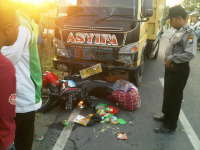 Diseruduk Truk, Satu Pengendara Motor Luka Berat