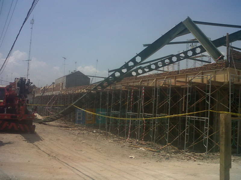 Rangka Atap Pasar Kalitidu Roboh, Dua Pekerja Luka-Luka