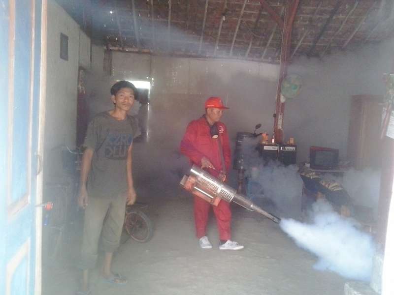 Cegah Demam Berdarah, Puskesmas Balen Lakukan Pengasapan