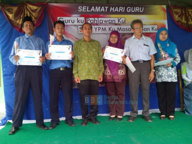 Siswa Beri Penghargaan Kepada Guru Berdedikasi