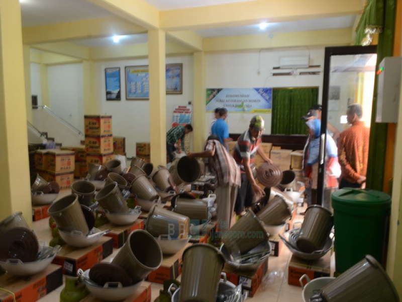 Disnakertransos Serahkan 40 Paket Bantuan Alat Masak 