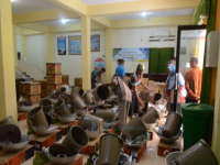 Disnakertransos Serahkan 40 Paket Bantuan Alat Masak 