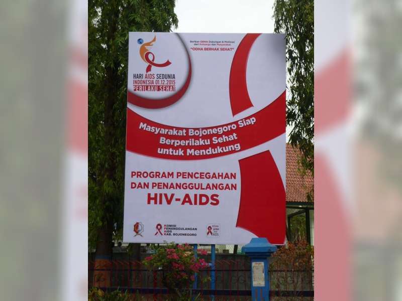 Diperingati dengan Bagi-Bagi Bunga dan Selebaran Bahaya AIDS ...