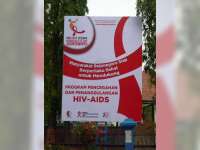 Diperingati dengan Bagi-Bagi Bunga dan Selebaran Bahaya AIDS
