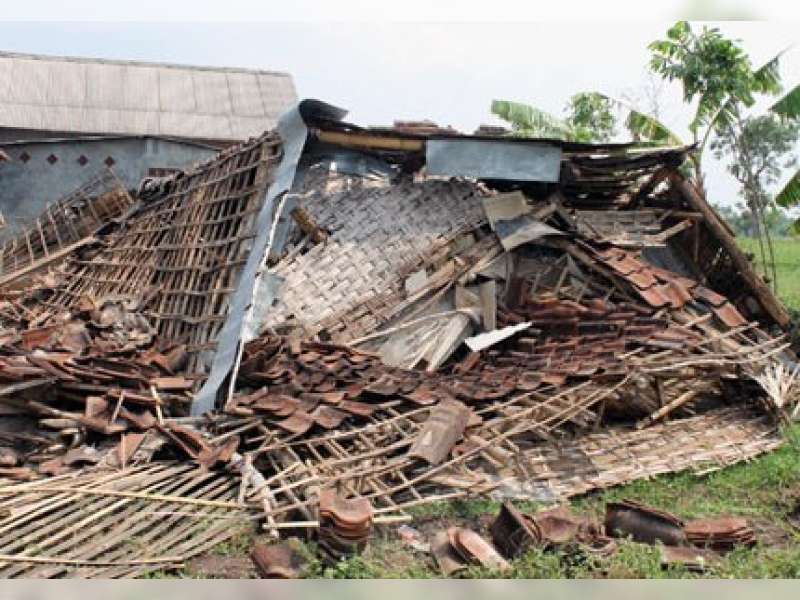 Angin Kencang Robohkan 5 Rumah di Kanor dan Balen