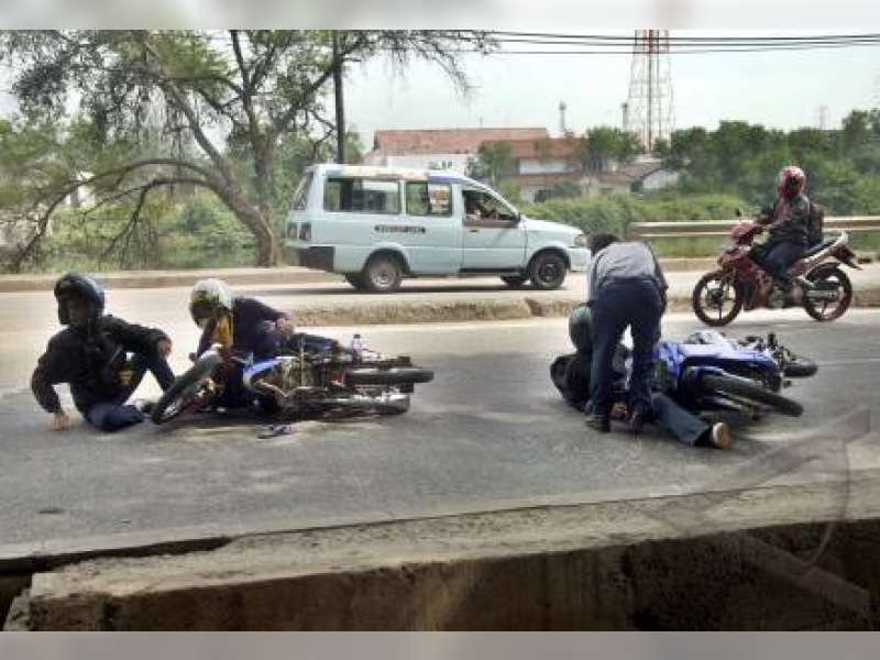 Tabrakan, Pelajar di Padangan Patah Tulang 