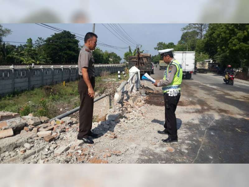 Truk Oleng Tabrak Jembatan, Penumpang Terlempar 