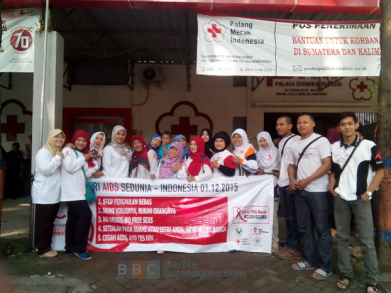 Ratusan Relawan Turun Jalan, Bagikan Selebaran Anti AIDS