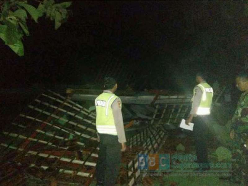 Angin Kencang Robohkan Satu Rumah di Ngraho