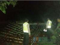 Angin Kencang Robohkan Satu Rumah di Ngraho