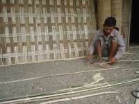 Turun Temurun Menekuni Kerajinan Sasak Bambu