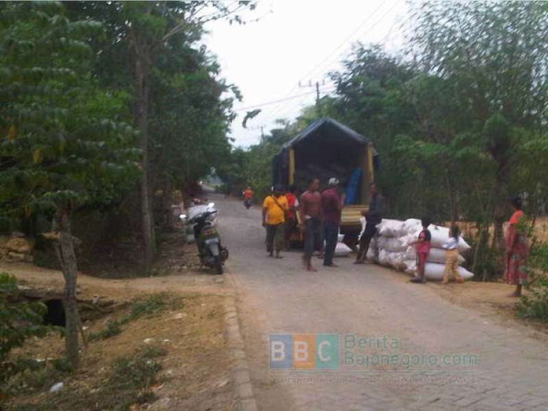 Truk Dobel Keluar Masuk, Jalan Poros Desa Mori (Trucuk) Rusak