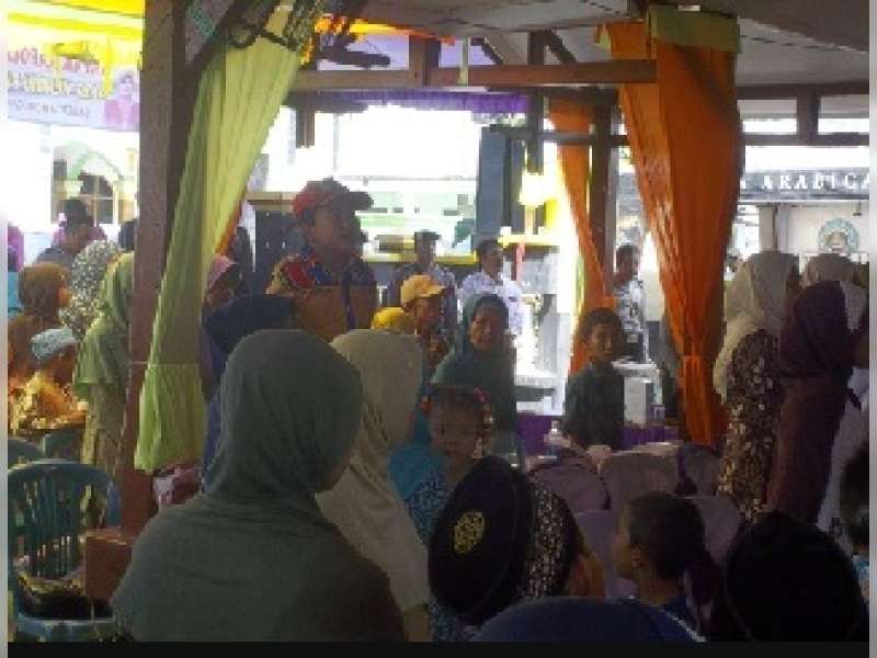 Anak Kecil Nyaring Menyanyikan Lagu Indonesia Raya di Tengah Kerumunan