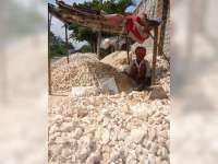 Mariyem Puluhan Tahun Jadi Pemecah Batu Kapur 