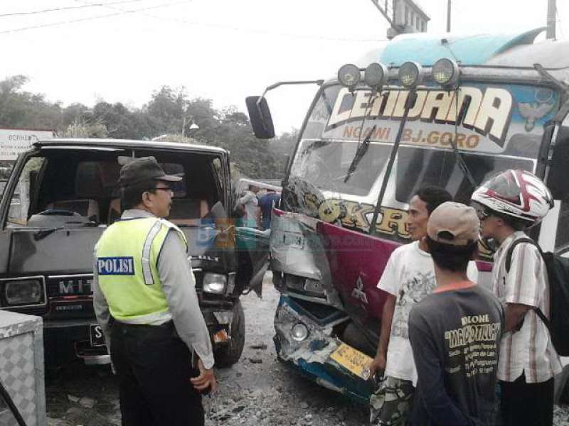 Tabrak Pikap, Sopir Bus Cendana Melarikan Diri