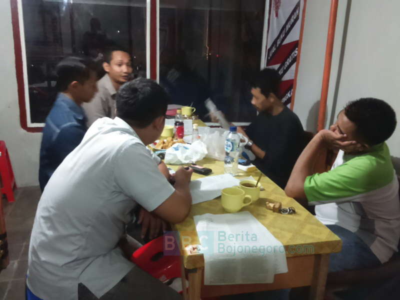 Yang Pantas Dikencingi itu Komplek Parlemen