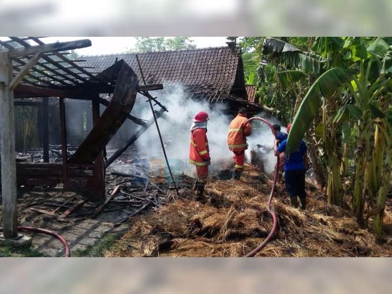 Rumah Mbah Jono Terbakar saat Ditinggal Pergi Ke Sawah