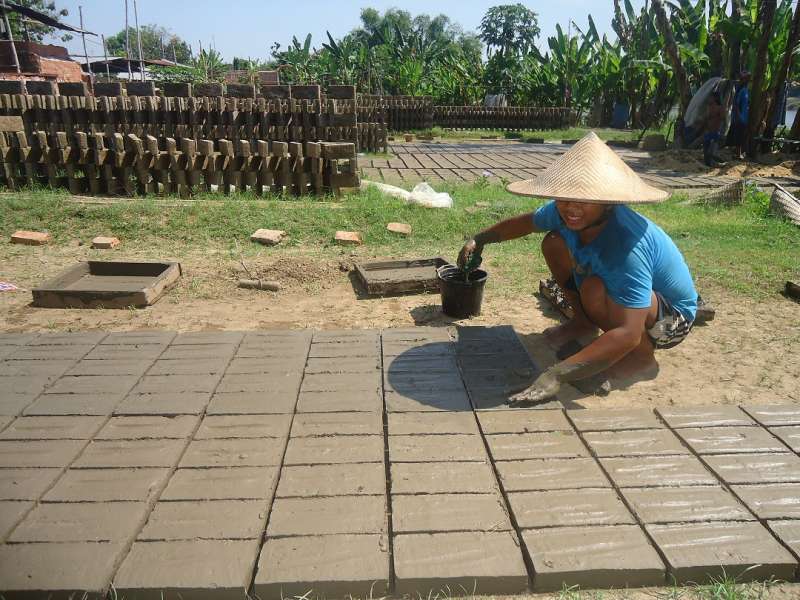 Musim Hujan, Produksi Batu Bata Merah Menurun 