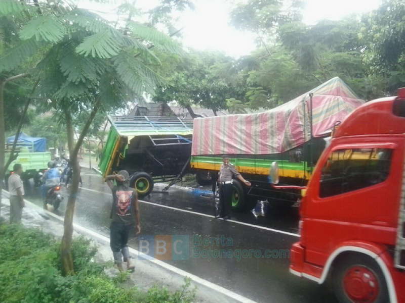 Akibat Jalan Licin, Truk Bermuatan Pupuk Terguling di Baureno