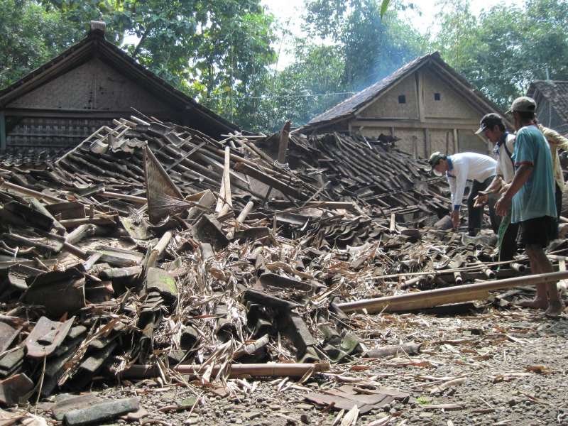 Rumah Kosong Roboh Timpa Rumah Sebelah, Nyaris Memakan Korban