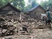 Rumah Kosong Roboh Timpa Rumah Sebelah, Nyaris Memakan Korban