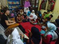 Bridget Berbagi Cerita dengan Anak-Anak Kampung Ilmu