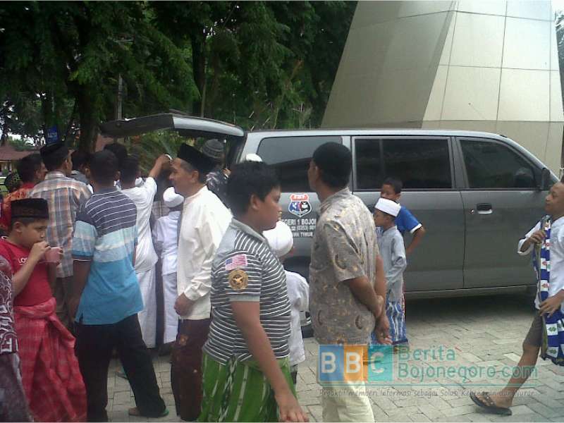 SMPN 1 Bagikan 300 Es Kopyor di Depan Masjid Darussalam