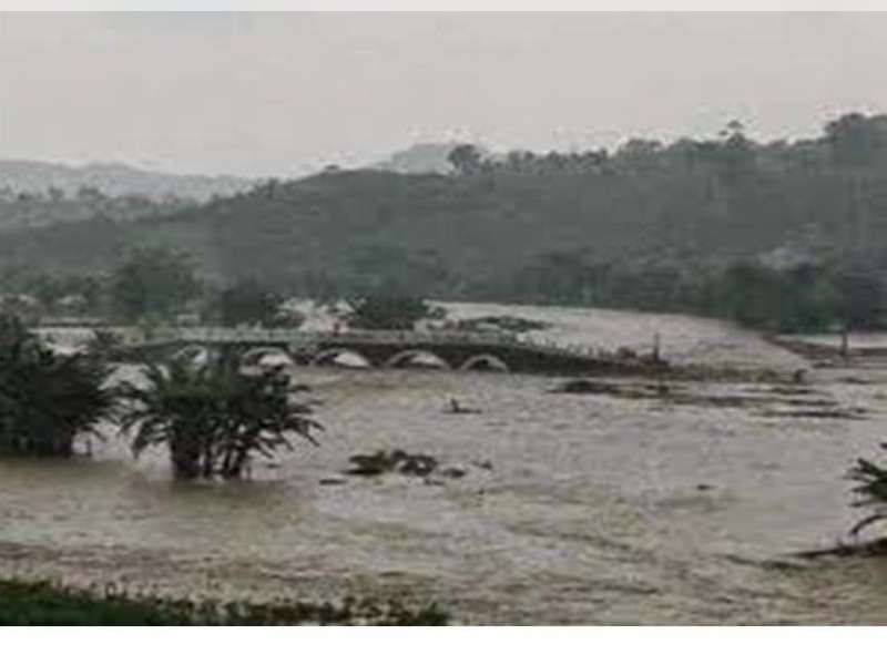 Disnakertransos Salurkan Bantuan untuk Korban Banjir Gondang