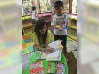 Asyiknya Membaca Buku di Perpustakaan Sanggar Guna 