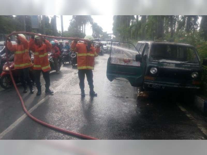 Mobil Muatan Tabung Elpiji Terbakar