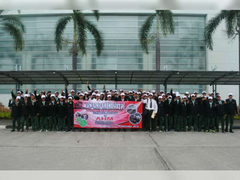 Beri Inspirasi Siswa dengan Berkunjung ke Pabrik Otomotif