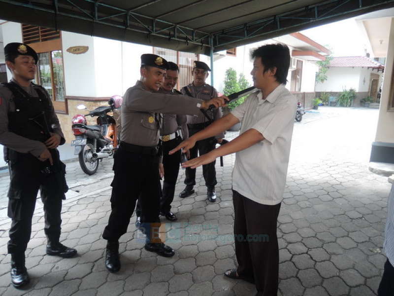 Tim Pospam Gelar Simulasi Pengamanan di Gereja Santo Paulus