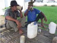 Lebih dari 30 Tahun Muntari Berjualan Tuak