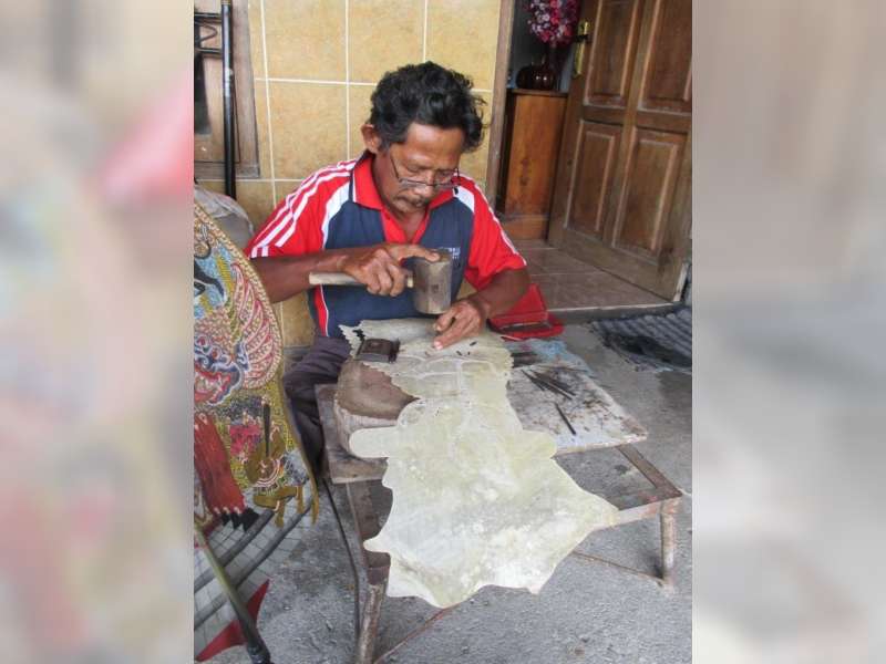 Sunyoto, Perajin Wayang Kulit yang Masih Bertahan 