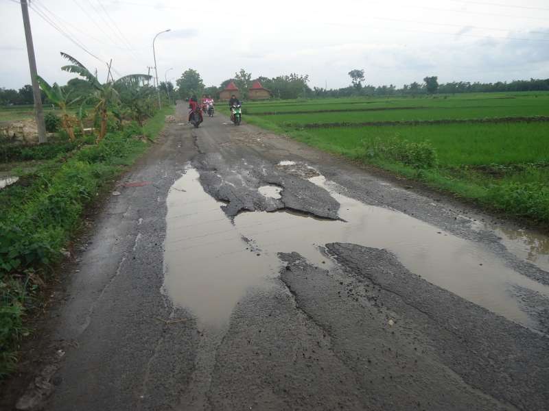 Jalan Lingkar Blok Cepu Rusak Berat, Pengendara Rawan Terperosok 