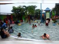 Masa Liburan, Kolam Renang Ramai Pengunjung