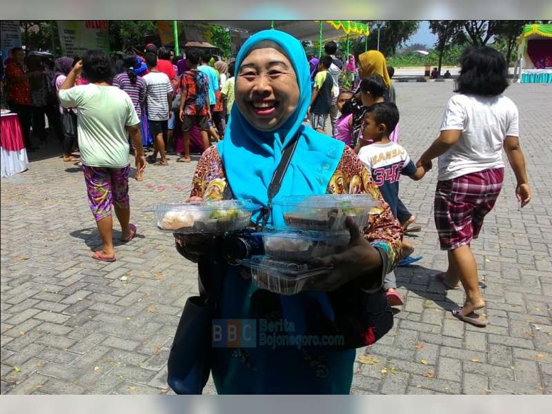 Senangnya Dapat Makanan Gratis