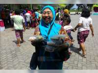 Senangnya Dapat Makanan Gratis