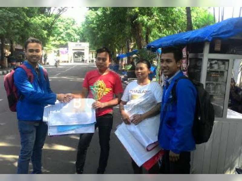 Peduli PKL, PMII Unigoro Bagikan Alas Duduk 