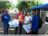 Peduli PKL, PMII Unigoro Bagikan Alas Duduk 