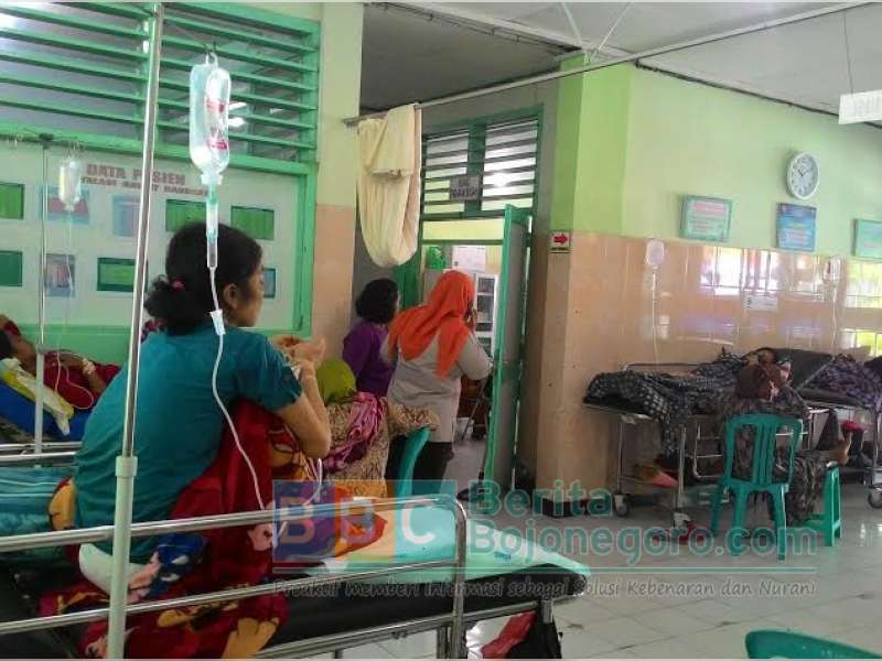 Overload Pasien Rumah  Sakit  RSUD Dirawat di Loby UGD  