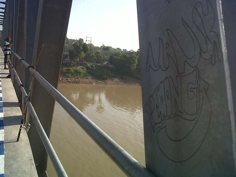 Belum Difungsikan, Jembatan Padangan-Kasiman Dikotori Coretan 