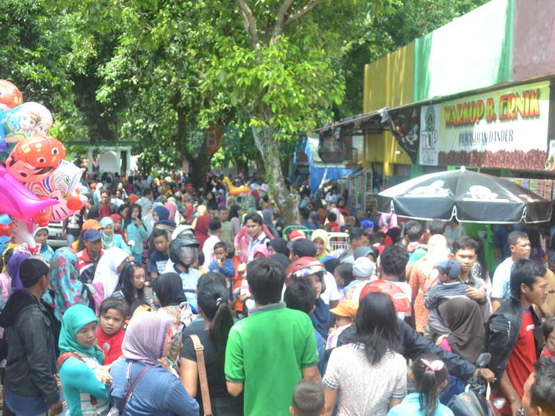 Pengunjung Padati Water Park Dander