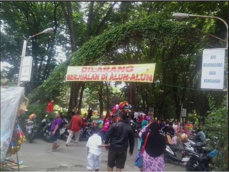 Hari Libur Tahun Baru, Alun-Alun Ramai Pengunjung